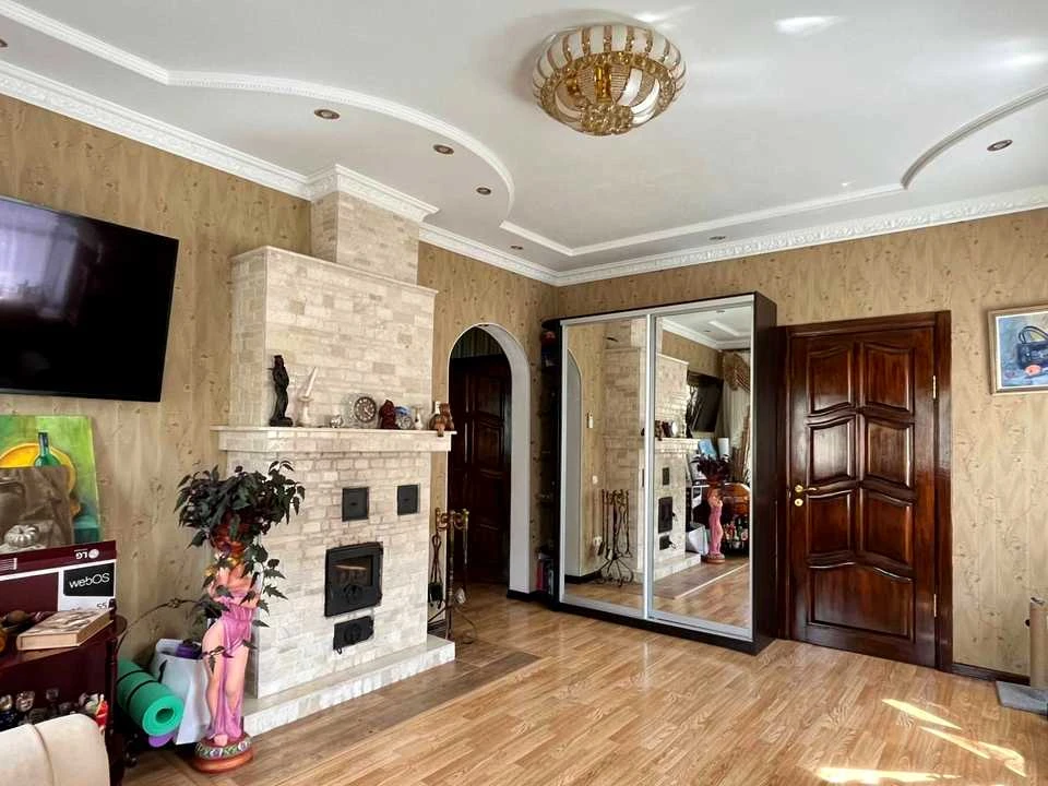 Будинок. Київ, Академіка Івахненка вул. (Чаплигіна)