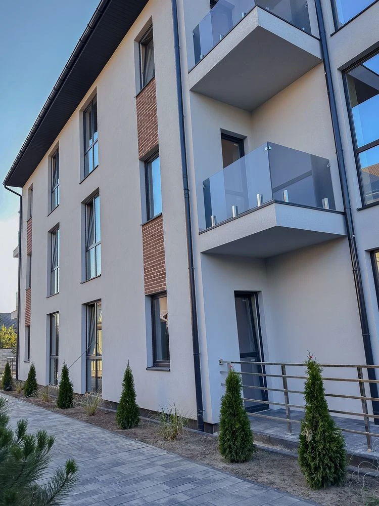 Продаж двохкімнатної квартири та кухнею-студією в клубному б