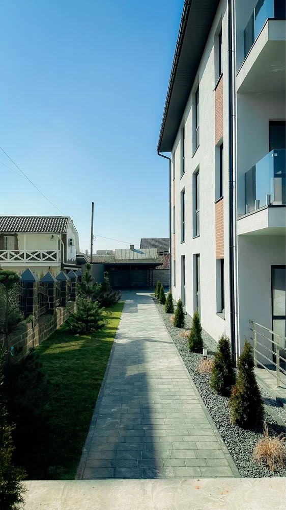 Продаж двохкімнатної квартири та кухнею-студією в клубному б