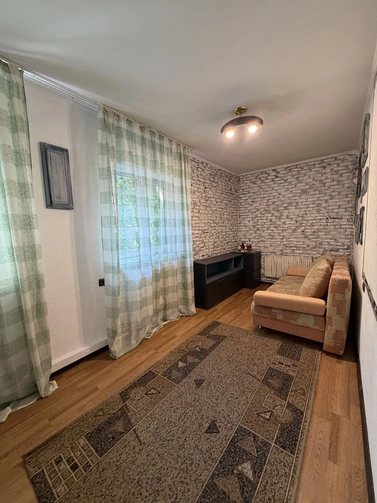Продаж частини будинку , 50 м, газ , дві кімнати , гараж , п