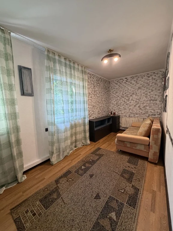 Продаж частини будинку , 50 м, газ , дві кімнати , гараж , п