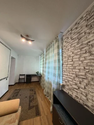 Продаж частини будинку , 50 м, газ , дві кімнати , гараж , п
