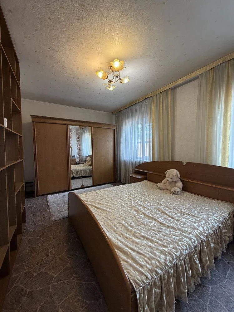 Продаж частини будинку , 50 м, газ , дві кімнати , гараж , п