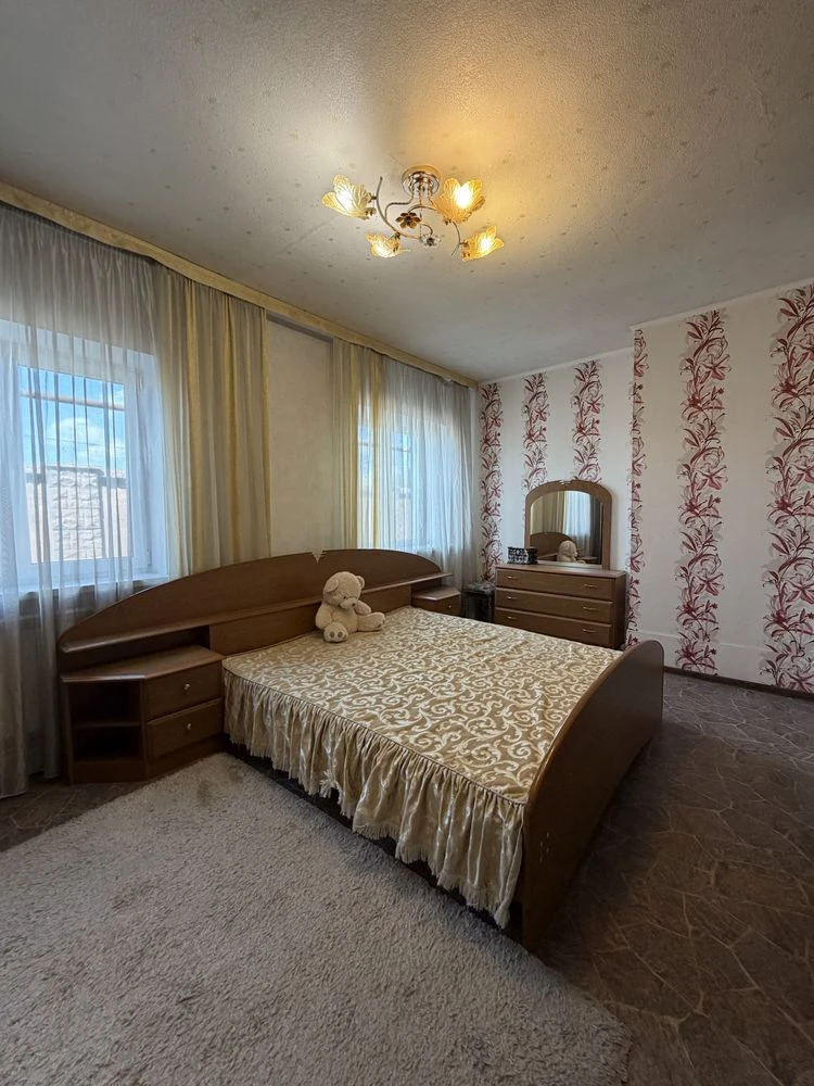 Продаж частини будинку , 50 м, газ , дві кімнати , гараж , п