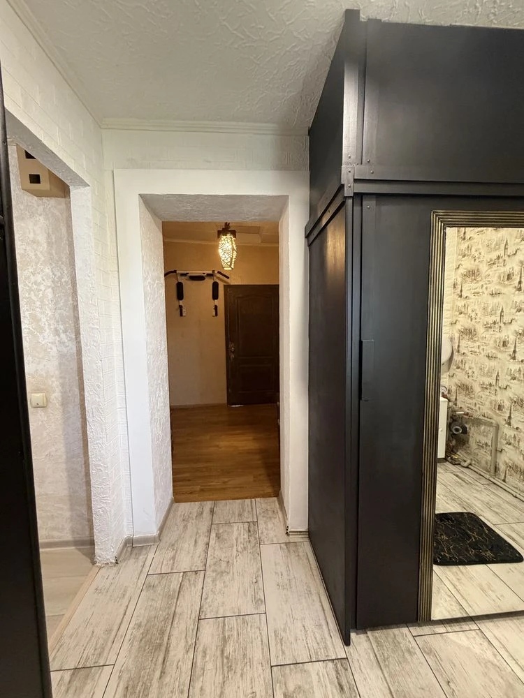 Продаж частини будинку , 50 м, газ , дві кімнати , гараж , п