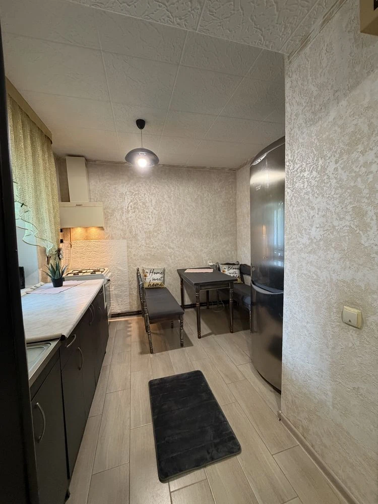 Продаж частини будинку , 50 м, газ , дві кімнати , гараж , п