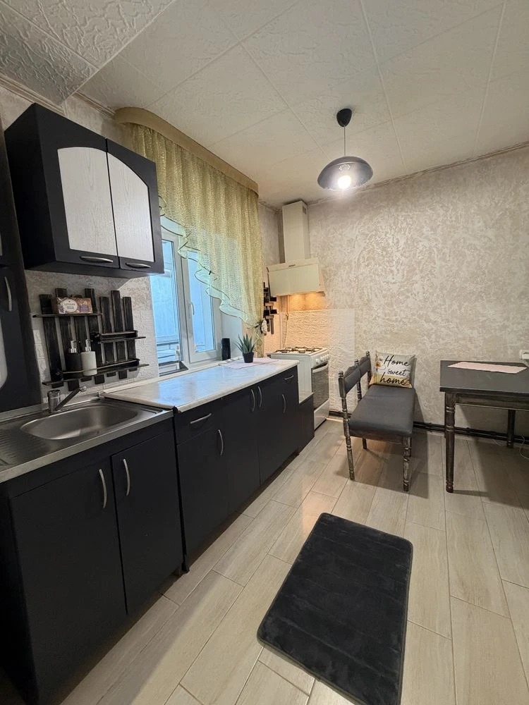 Продаж частини будинку , 50 м, газ , дві кімнати , гараж , п