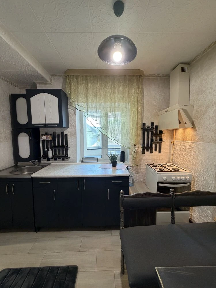 Продаж частини будинку , 50 м, газ , дві кімнати , гараж , п