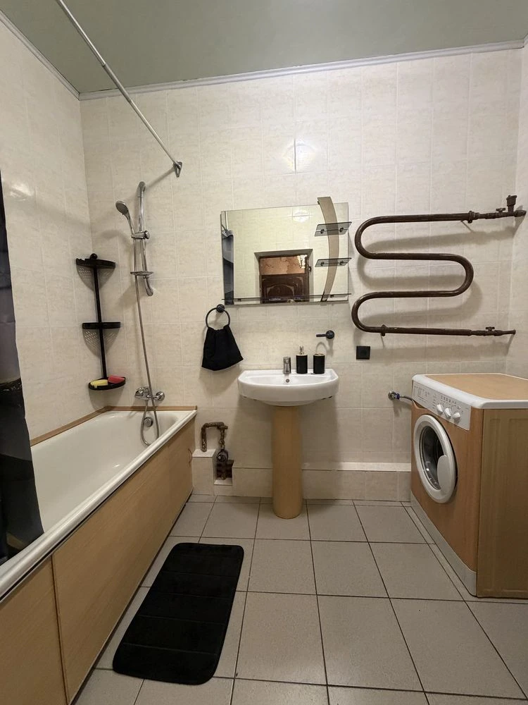 Продаж частини будинку , 50 м, газ , дві кімнати , гараж , п
