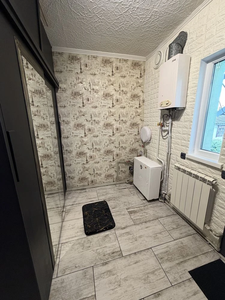 Продаж частини будинку , 50 м, газ , дві кімнати , гараж , п