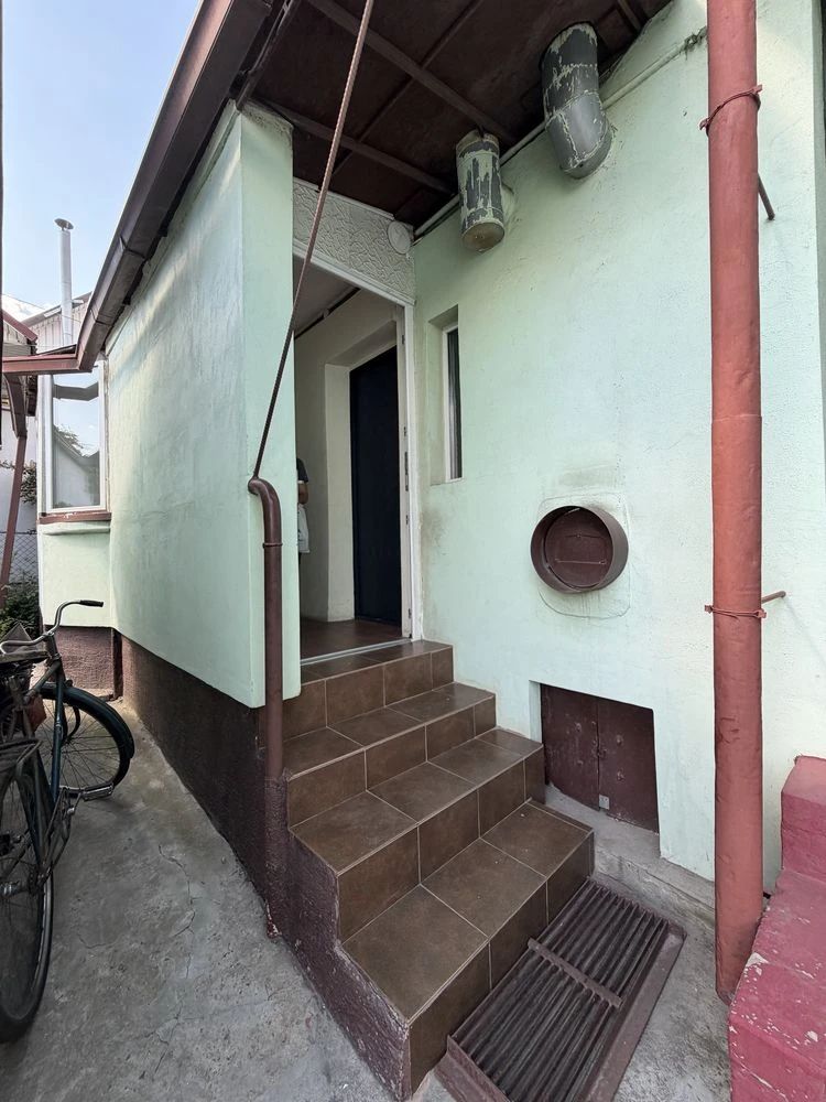Продаж частини будинку , 50 м, газ , дві кімнати , гараж , п