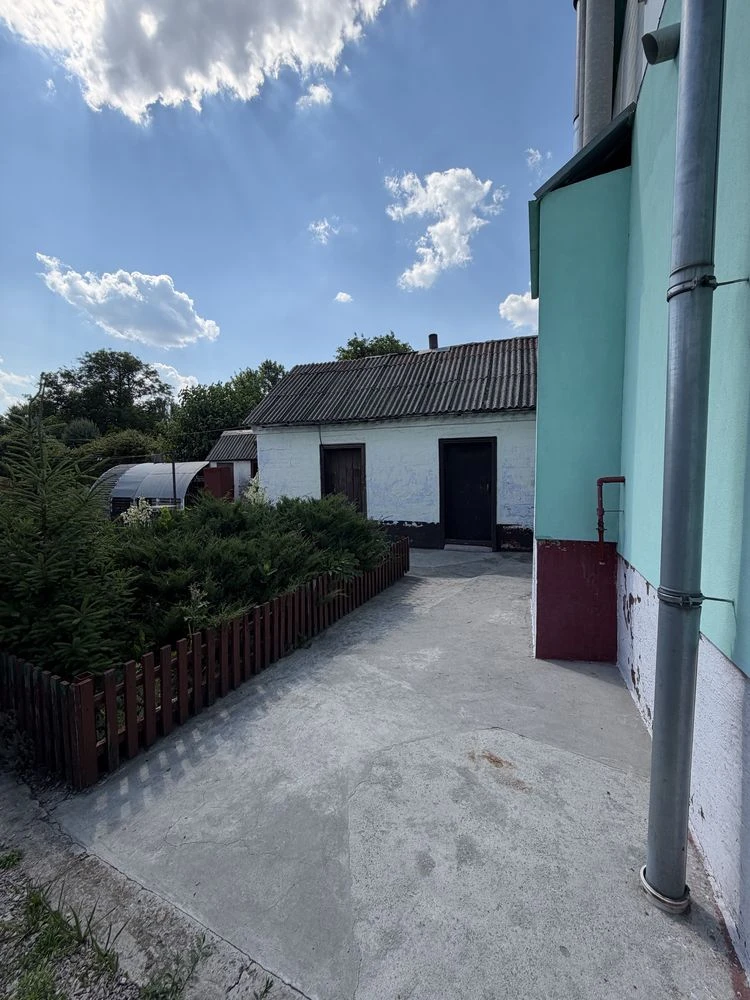 Продаж частини будинку , 50 м, газ , дві кімнати , гараж , п