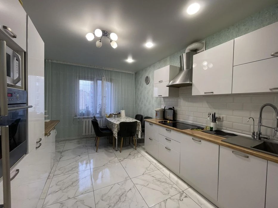 Продам простору 3-кімнатну квартиру 92 м² + 2 паркомісця | в