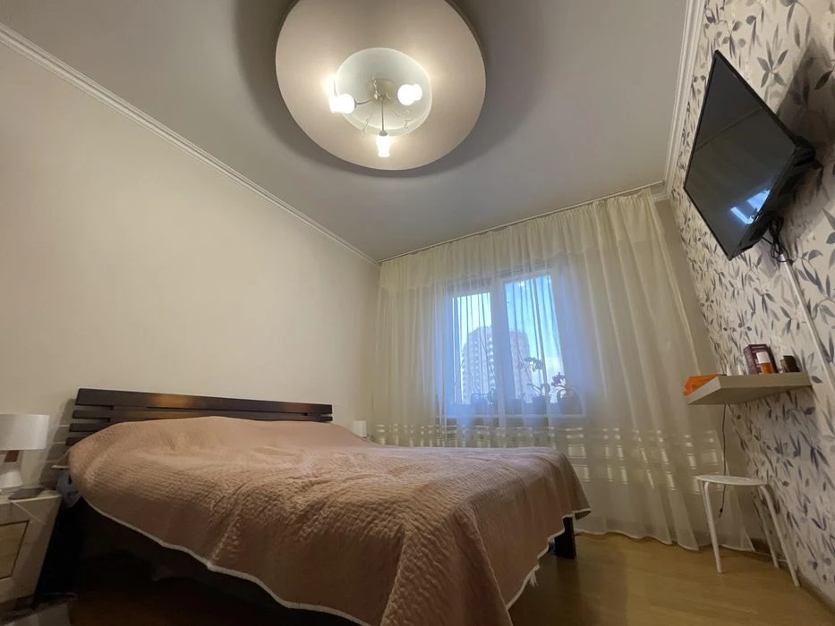 Продам простору 3-кімнатну квартиру 92 м² + 2 паркомісця | в