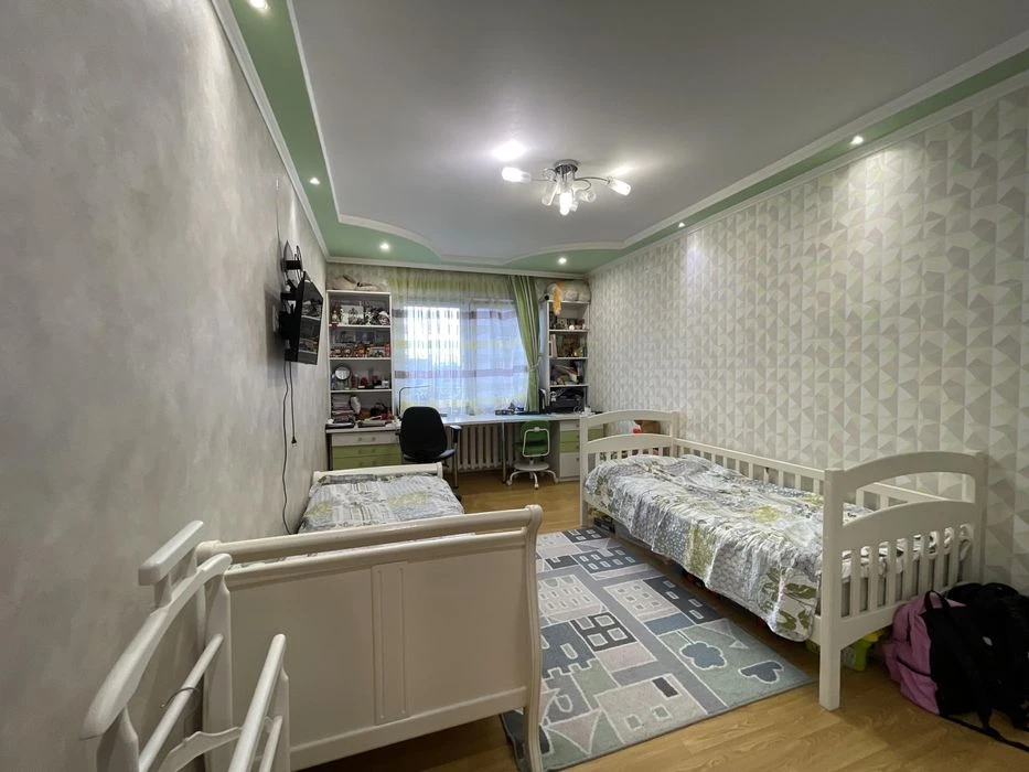 Продам простору 3-кімнатну квартиру 92 м² + 2 паркомісця | в