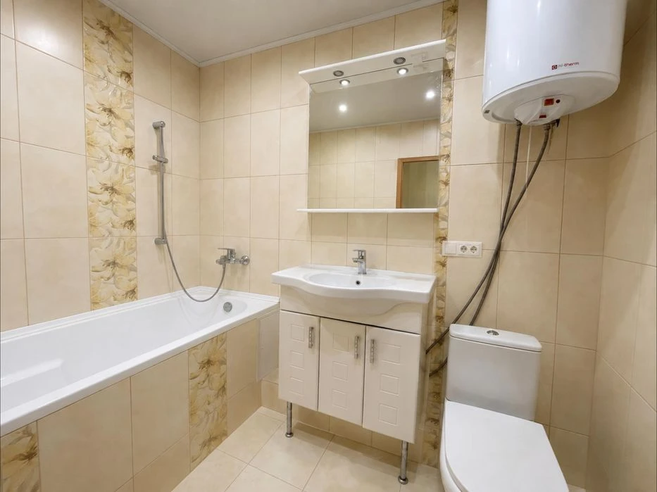 Продам простору 3-кімнатну квартиру 92 м² + 2 паркомісця | в