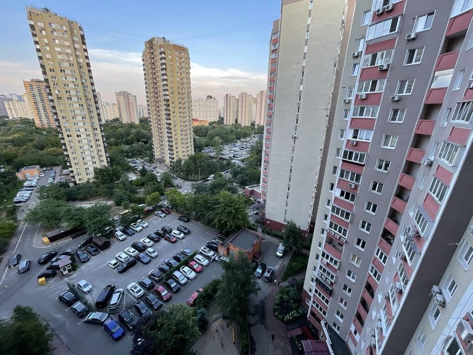 Продам простору 3-кімнатну квартиру 92 м² + 2 паркомісця | в