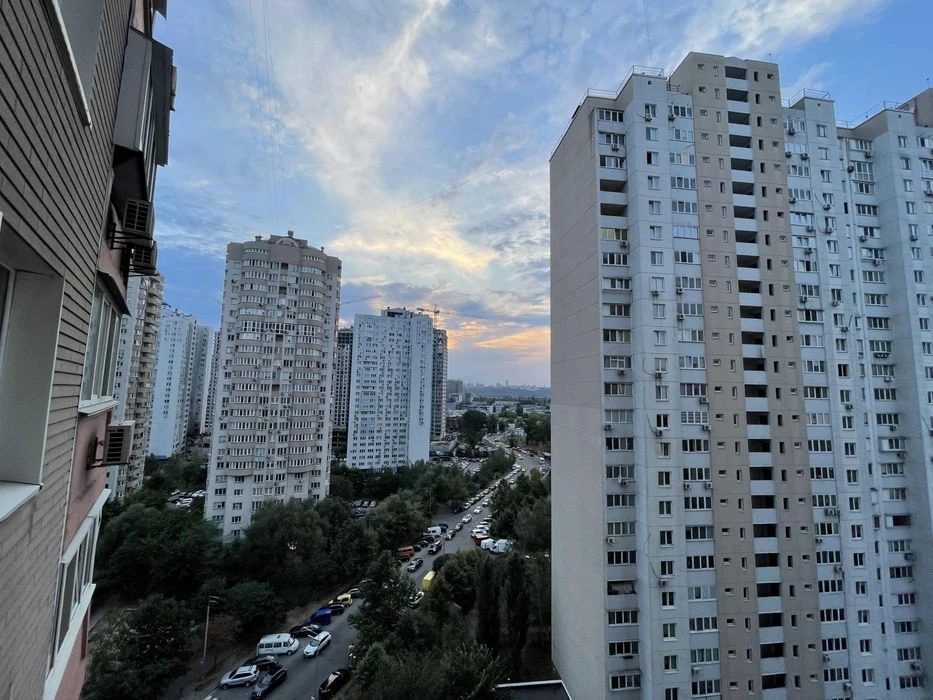 Продам простору 3-кімнатну квартиру 92 м² + 2 паркомісця | в