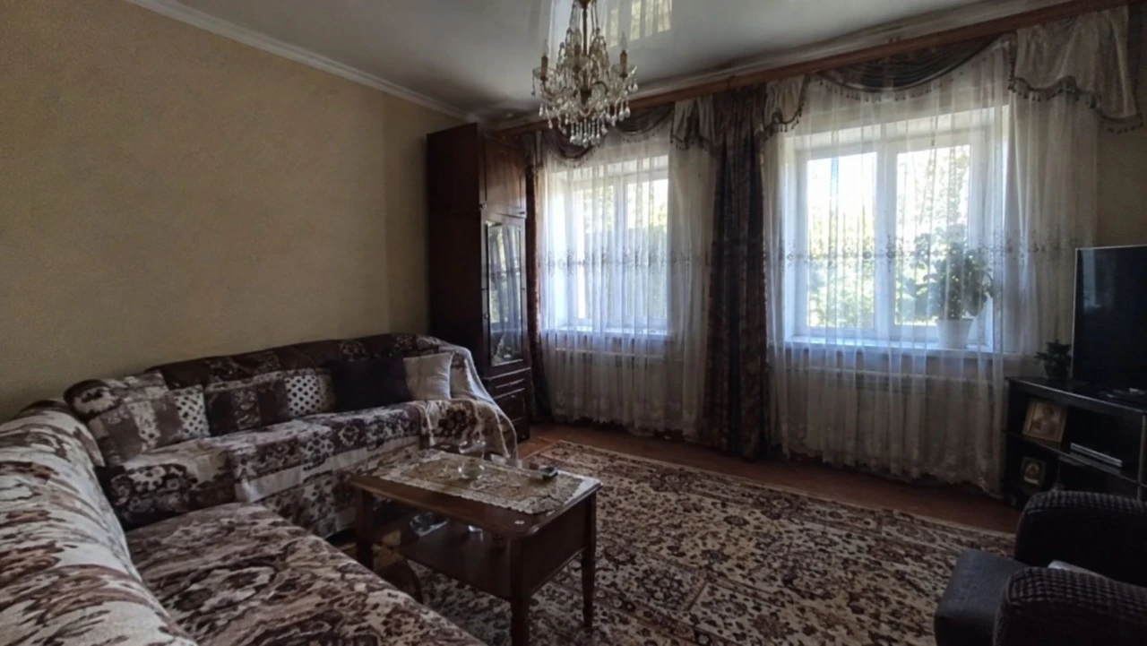 Продам дом в Таромском на просторном участке 25 соток.