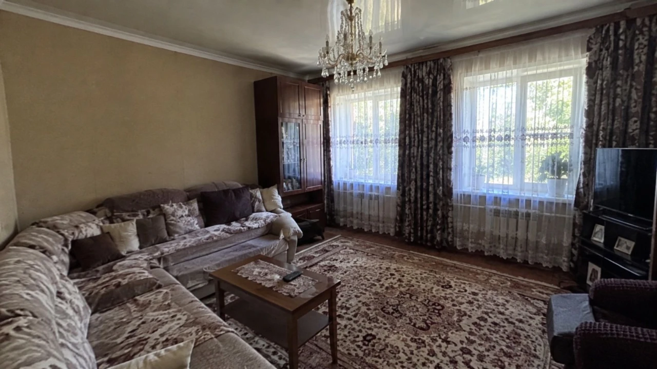 Продам дом в Таромском на просторном участке 25 соток.