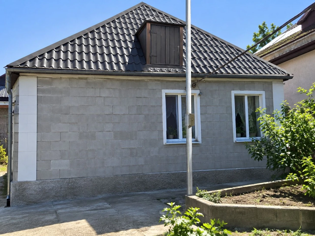 Продам дом в Таромском на просторном участке 25 соток.