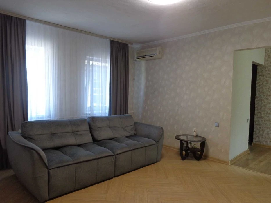 Затишний будинок на 2 входа, з ремонтом, гаражем та плодючім