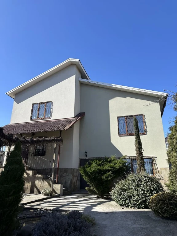 Продаж розкішного сучасного будинку в класичному стилі
