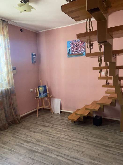 Дом со всеми удобствами, власник