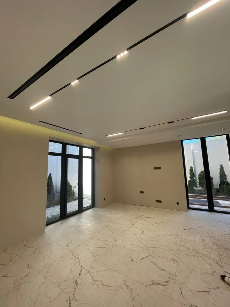 New house on Fontane, newly renovated, great price