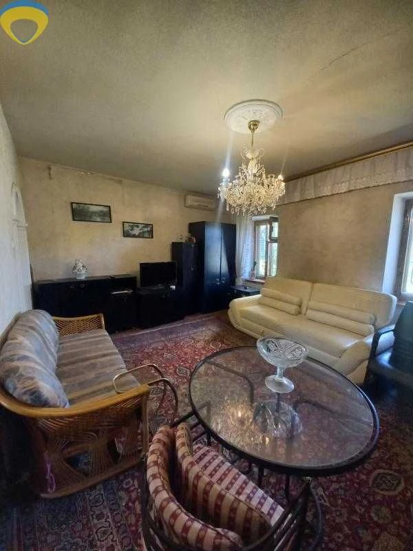 I will sell a part of the house in Melnytsy on the street. Green