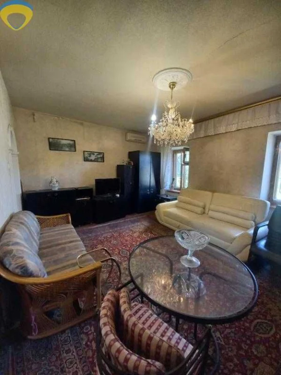I will sell a part of the house in Melnytsy on the street. Green