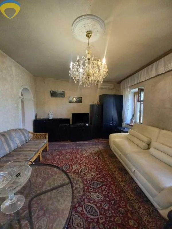 I will sell a part of the house in Melnytsy on the street. Green