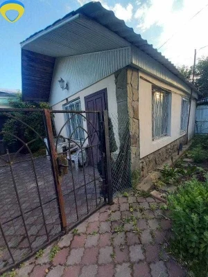 I will sell a part of the house in Melnytsy on the street. Green