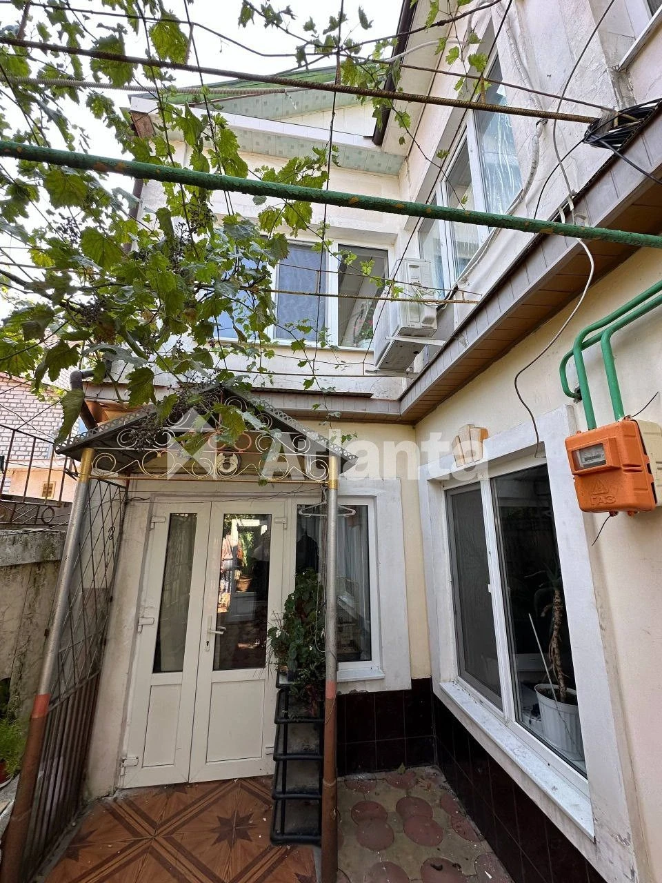 a good 2-storey house in a convenient location, near Malinovsk