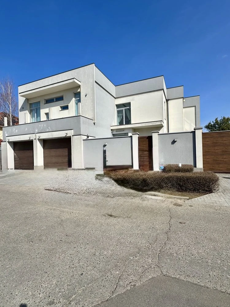 Sauvignon. Contemporary house 550 sq.m. The plot is 14 acres.