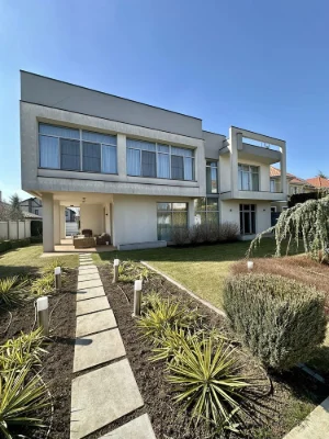 Sauvignon. Contemporary house 550 sq.m. The plot is 14 acres.