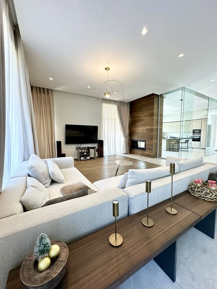 Sauvignon. Contemporary house 550 sq.m. The plot is 14 acres.
