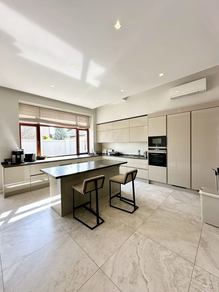 Sauvignon. Contemporary house 550 sq.m. The plot is 14 acres.