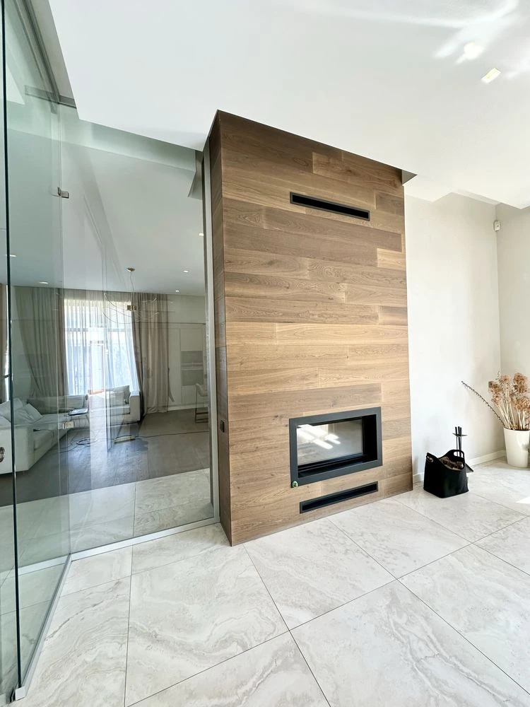 Sauvignon. Contemporary house 550 sq.m. The plot is 14 acres.