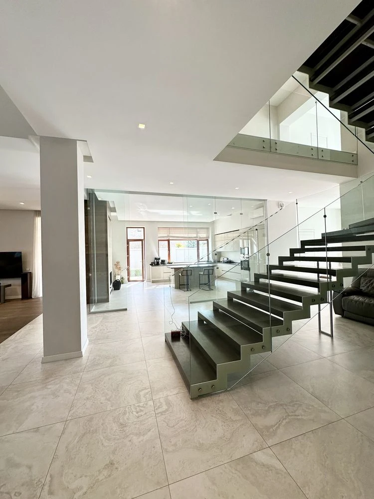 Sauvignon. Contemporary house 550 sq.m. The plot is 14 acres.