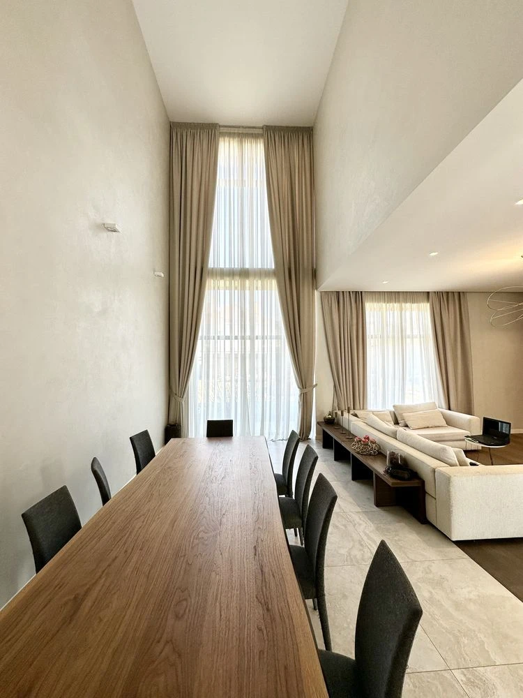 Sauvignon. Contemporary house 550 sq.m. The plot is 14 acres.