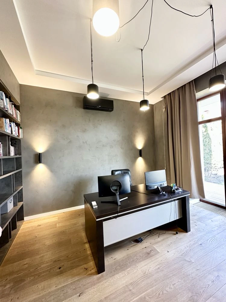 Sauvignon. Contemporary house 550 sq.m. The plot is 14 acres.