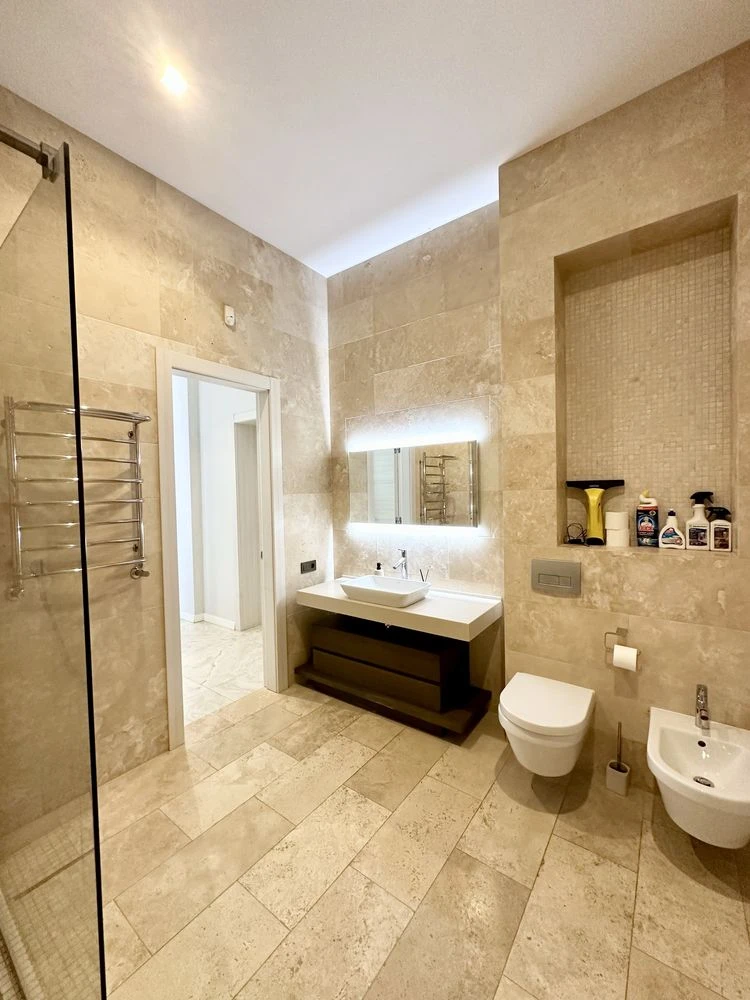 Sauvignon. Contemporary house 550 sq.m. The plot is 14 acres.