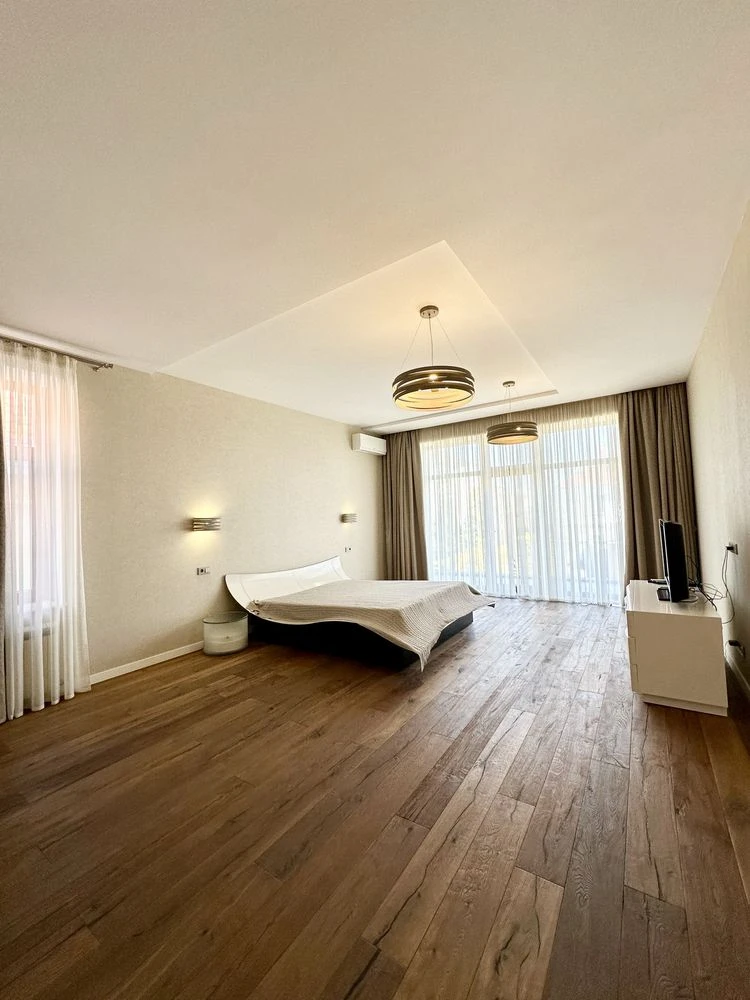 Sauvignon. Contemporary house 550 sq.m. The plot is 14 acres.