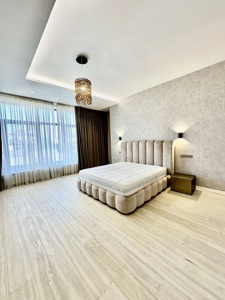 Sauvignon. Contemporary house 550 sq.m. The plot is 14 acres.