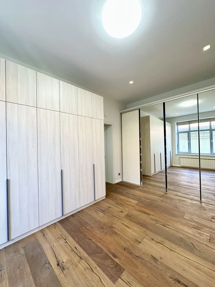 Sauvignon. Contemporary house 550 sq.m. The plot is 14 acres.
