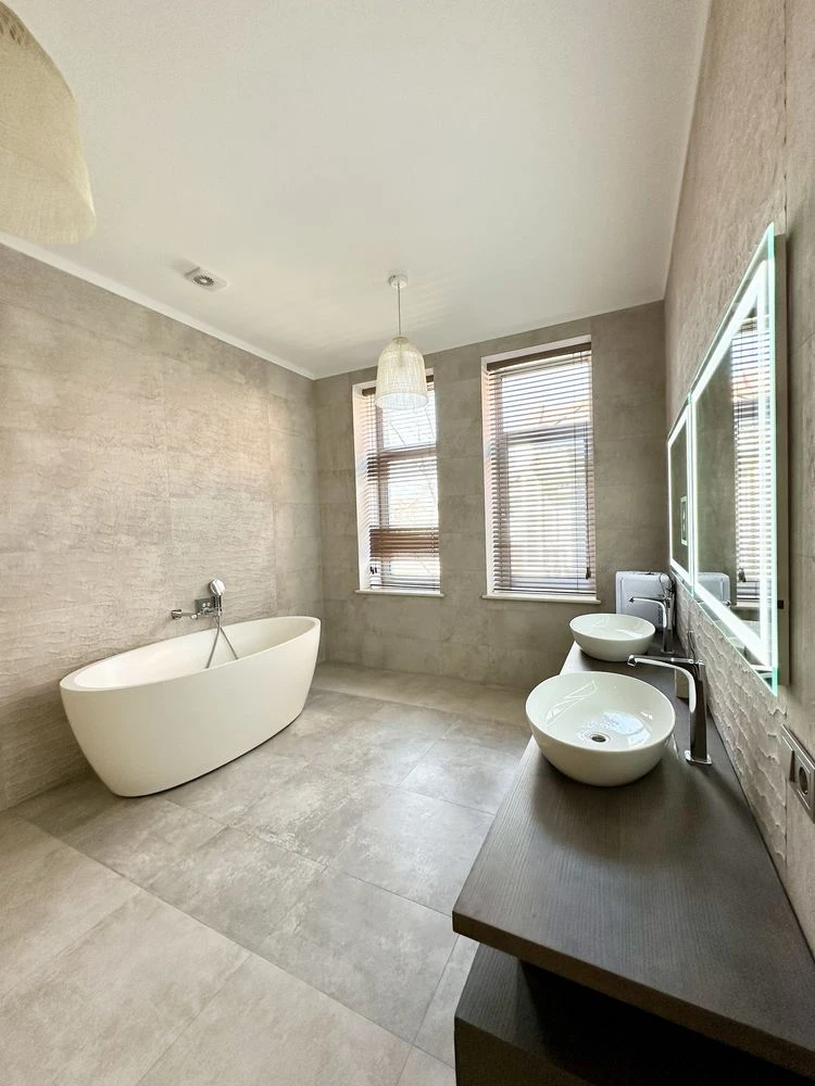 Sauvignon. Contemporary house 550 sq.m. The plot is 14 acres.