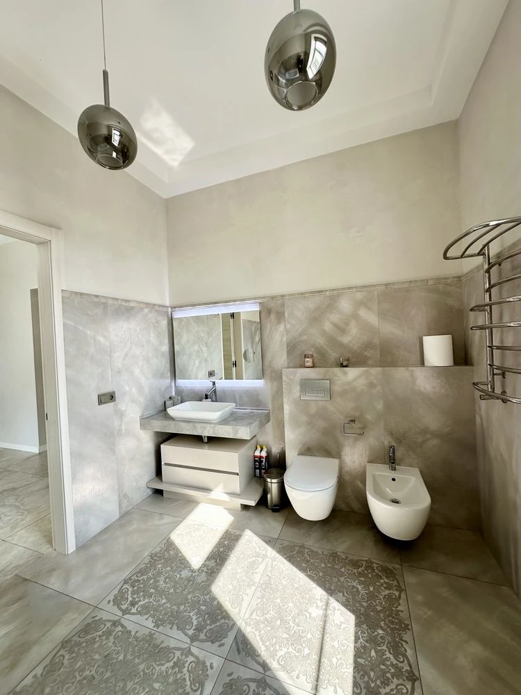 Sauvignon. Contemporary house 550 sq.m. The plot is 14 acres.