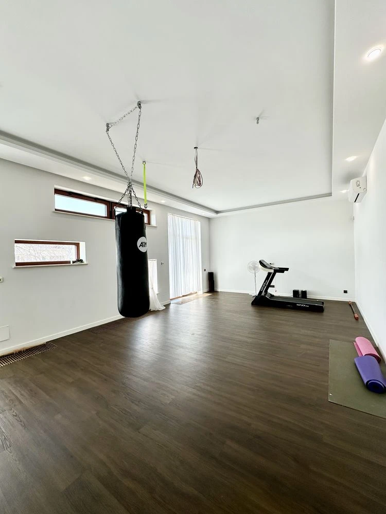 Sauvignon. Contemporary house 550 sq.m. The plot is 14 acres.