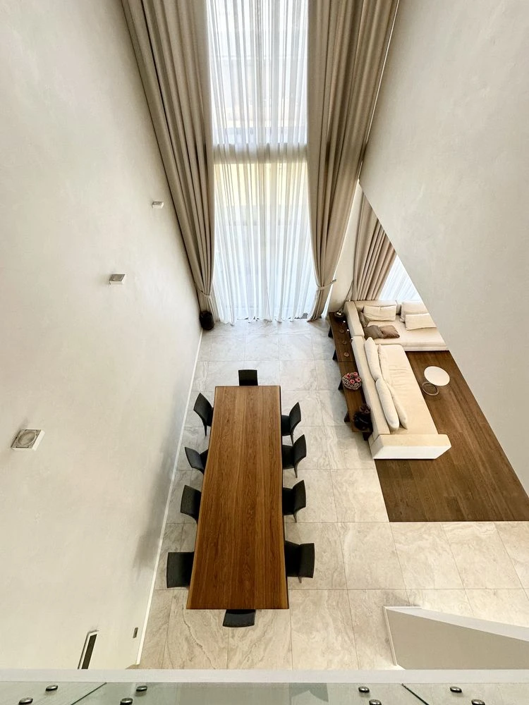 Sauvignon. Contemporary house 550 sq.m. The plot is 14 acres.